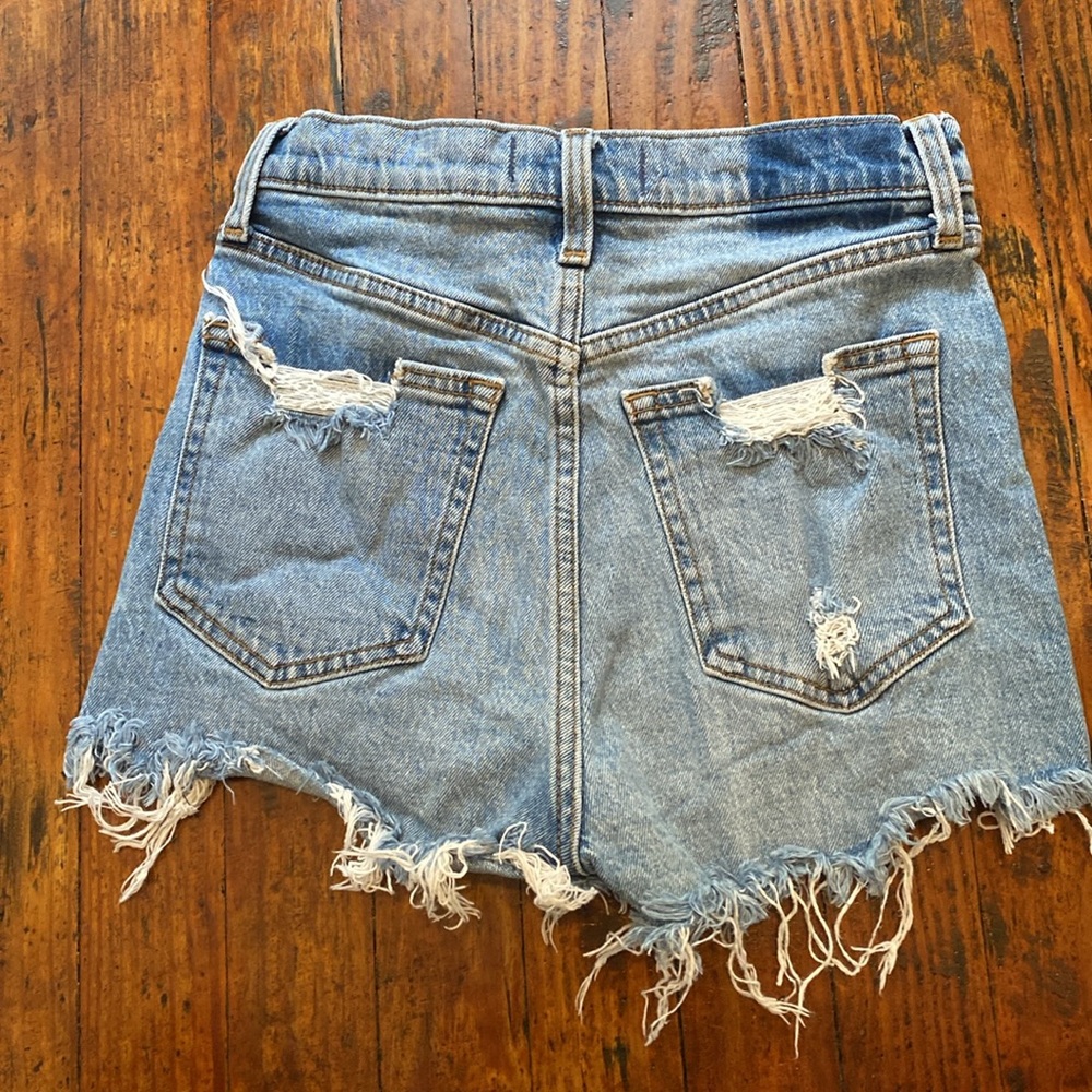Abercrombie & Fitch. Distressed High Rise Mom Short. Size 25. - Picture 3 of 3